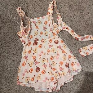 Sadie & Sage yellow floral romper size small
